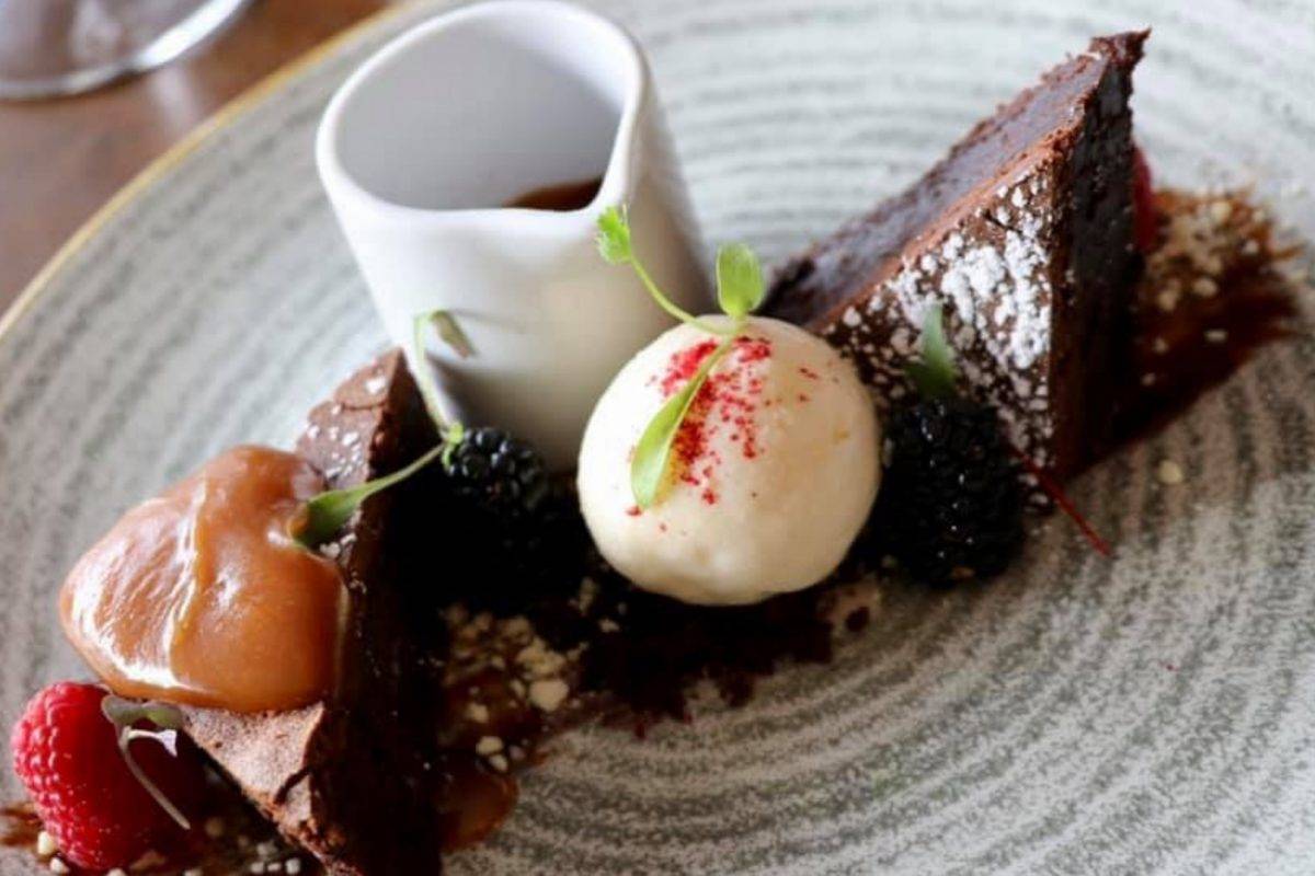 Chocolate sponge with ice cream